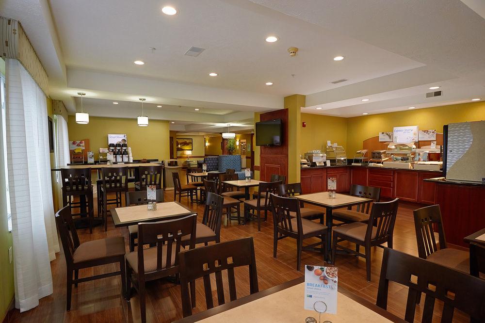 Holiday Inn Express Hotel & Suites Cadillac By Ihg Ngoại thất bức ảnh