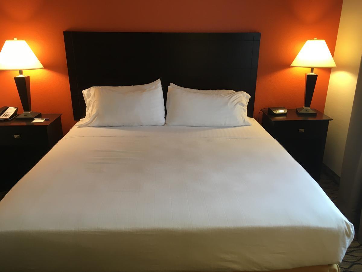 Holiday Inn Express Hotel & Suites Cadillac By Ihg Ngoại thất bức ảnh