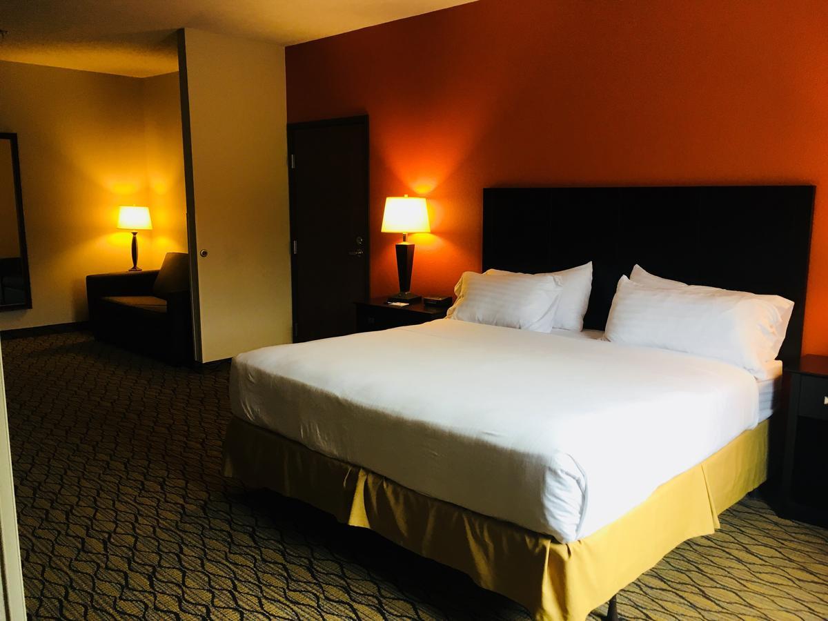 Holiday Inn Express Hotel & Suites Cadillac By Ihg Ngoại thất bức ảnh